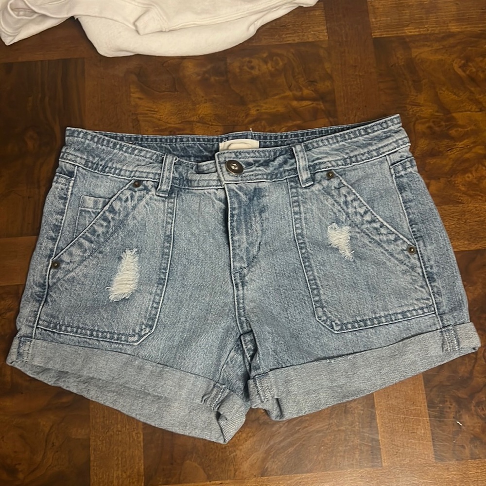 Jean shorts with small rips
